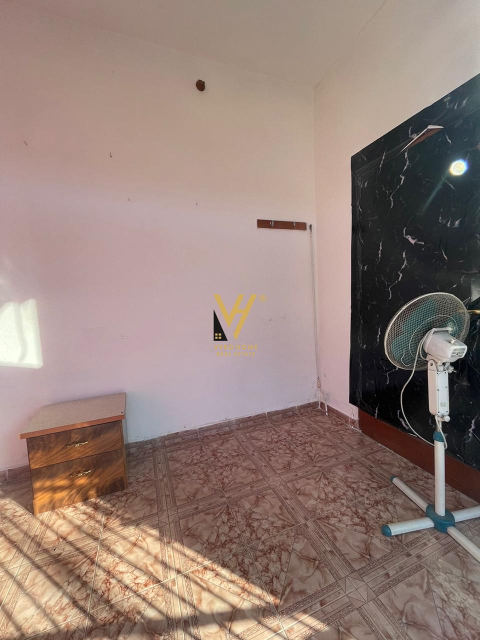 DYQAN ME QERA 25 M2 TE UNAZA E RE 30.000 LEKE