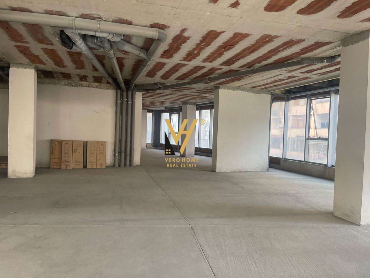 AMBJENT 500 M2 TE UNAZA E RE 600.000 EURO