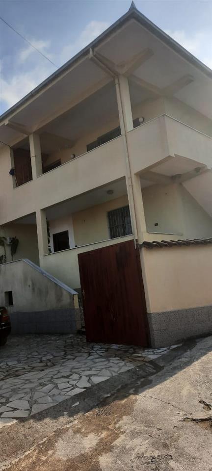 Shitet apartament ne rrushbull