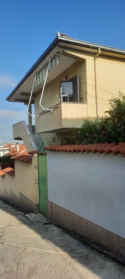 Shitet apartament ne rrushbull