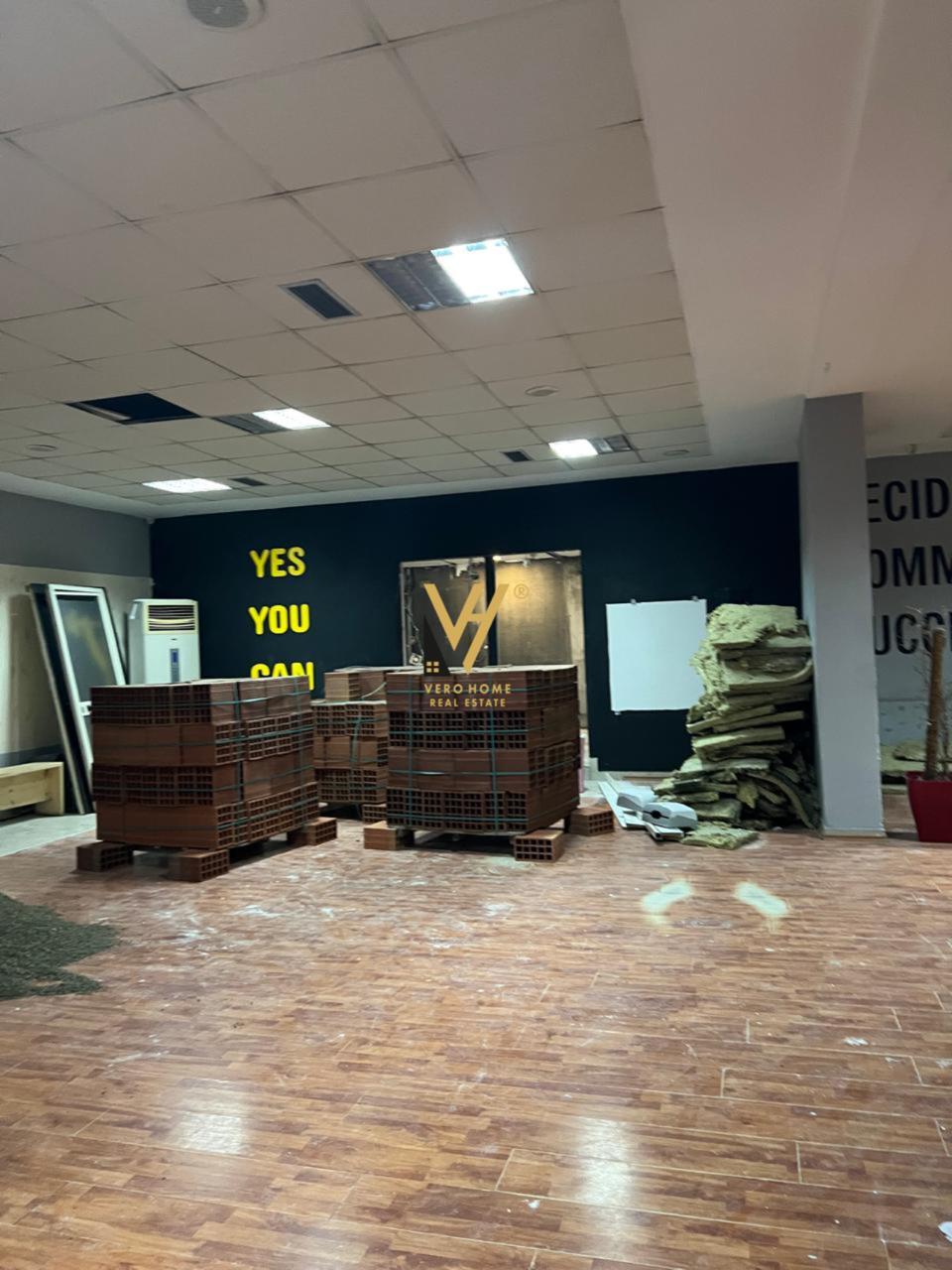 AMBIENT 275M2 TE KOMUNA PARISIT 3.200 EURO