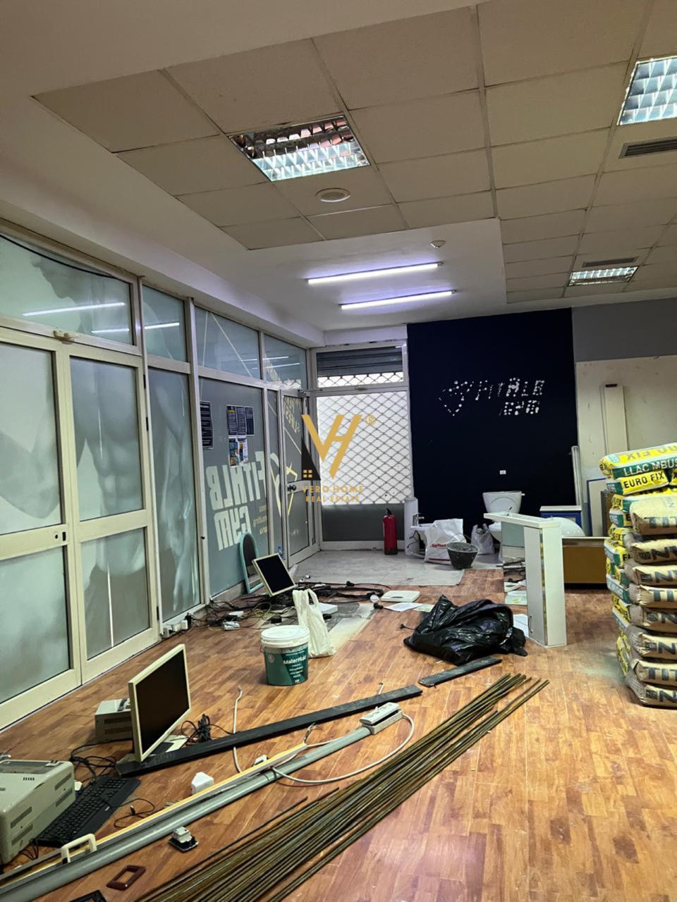 AMBIENT 275M2 TE KOMUNA PARISIT 3.200 EURO