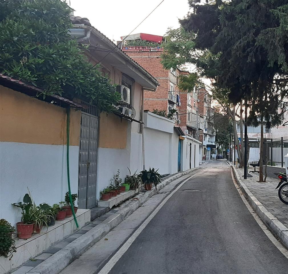 Jepet shtepi me qera 1+1