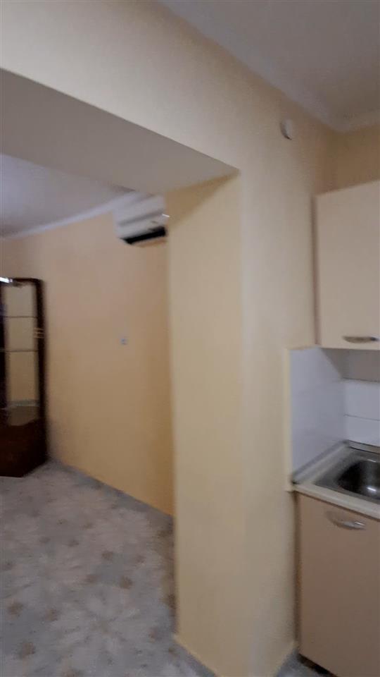 Jepet shtepi me qera 1+1