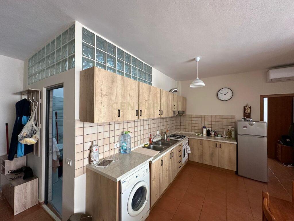 APARTAMENT 2+1 PER QIRA NE PLAZH PRANE PELIKANIT!