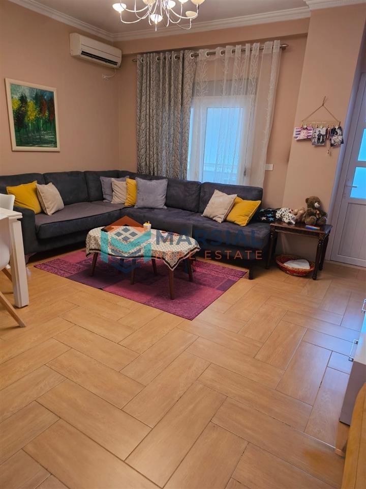 Jepet me qira Apartament 2+1+2, ish-Stacioni i Trenit, Tiran