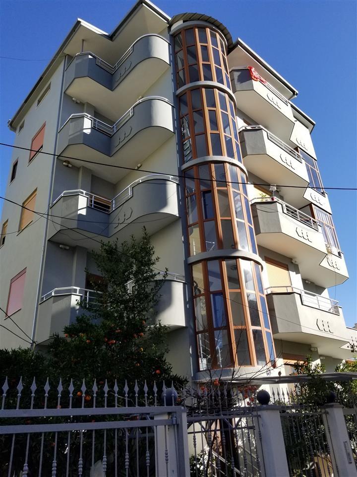 Jap me qera Vile 4 katëshe+papafingo+garazh, 3200 Euro/muaj