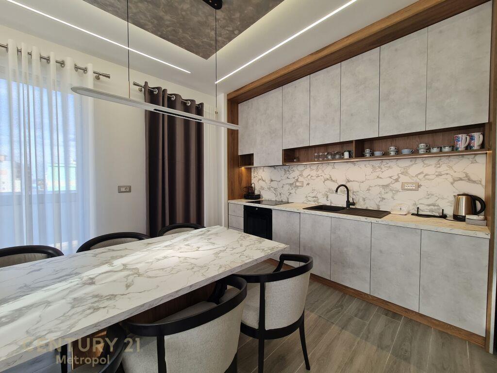 Qira Apartament 2+1+2+2 Parkime Shkolla e Kuqe €1500