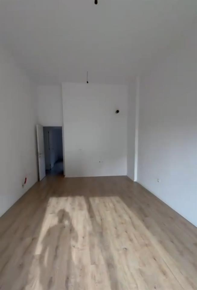 Apartament tek farmacia 10 kompleksi ARLIS