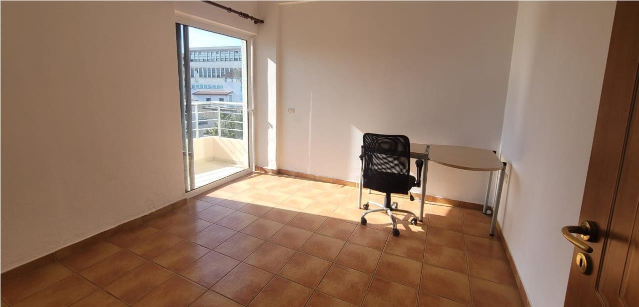 2 Apartamente 1 Jepet Me Qera 370E Tjetri Shitet 180,000E
