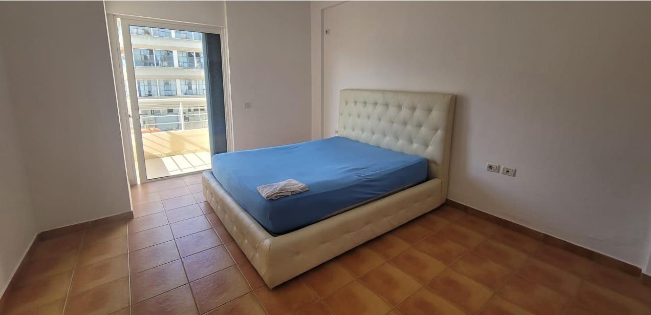 2 Apartamente 1 Jepet Me Qera 370E Tjetri Shitet 180,000E