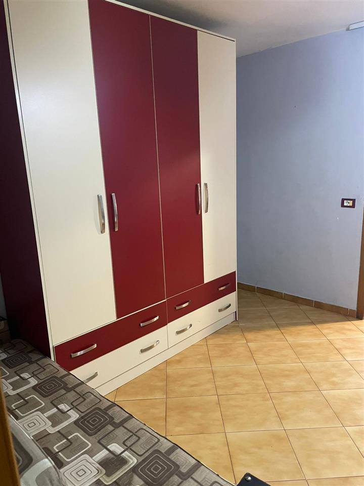 Jepet shtëpi me qera