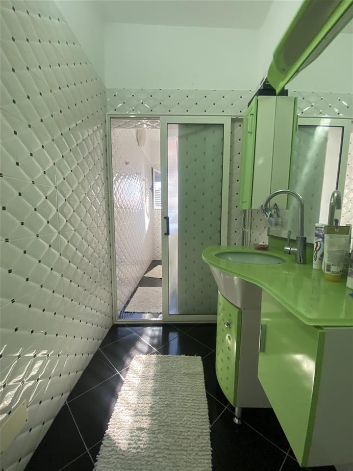 Kavaje,apartament 2+1,perballe shkolles profesionale.