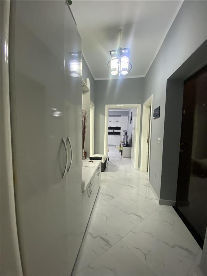 Kavaje,apartament 2+1,perballe shkolles profesionale.
