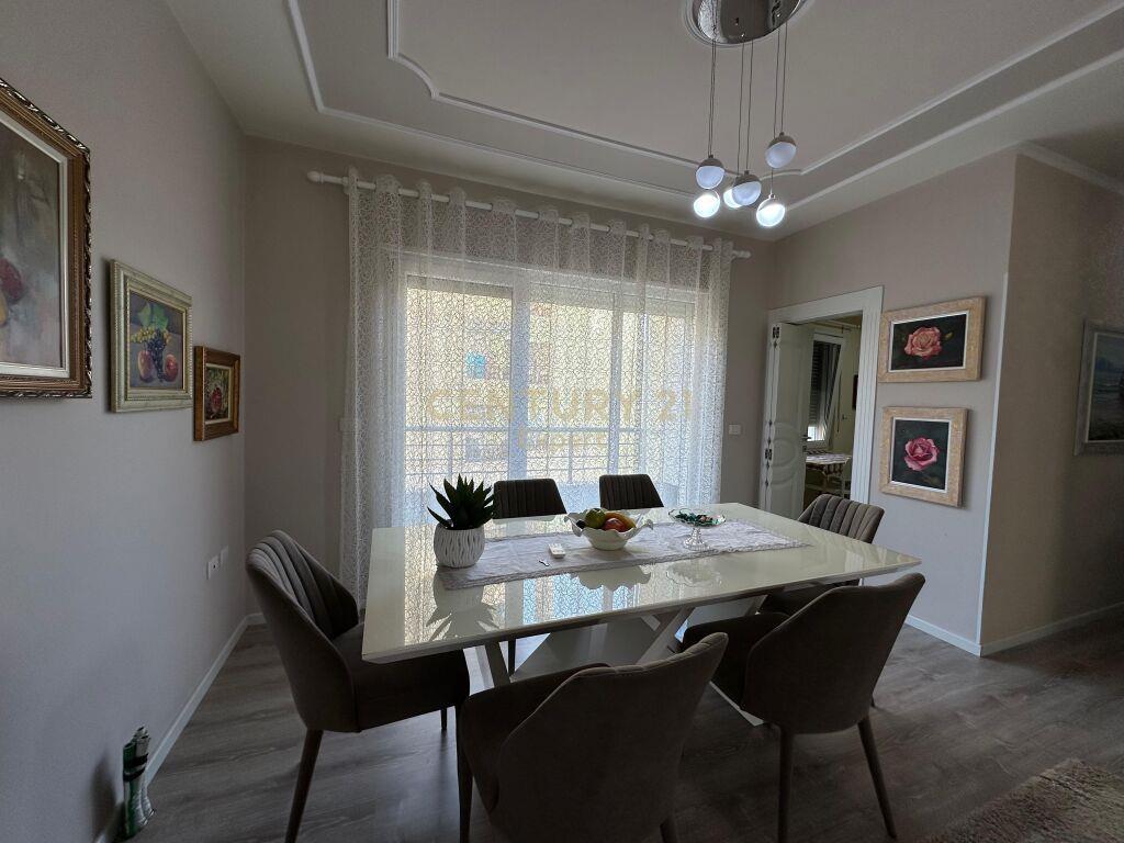 Qira Apartment 2+1+1 Kopshti Botanik Zoologjik 900 € /Muaj