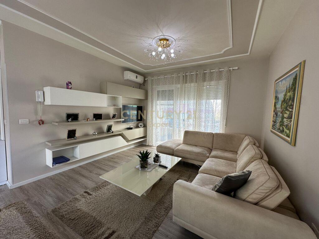 Qira Apartment 2+1+1 Kopshti Botanik Zoologjik 900 € /Muaj