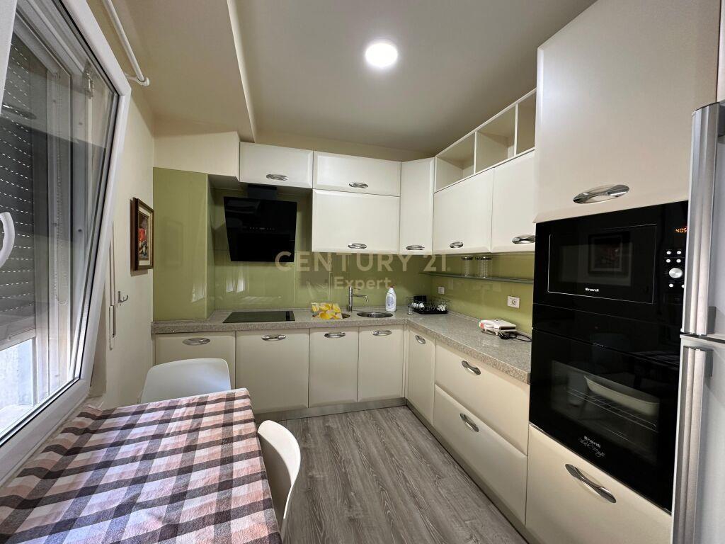 Qira Apartment 2+1+1 Kopshti Botanik Zoologjik 900 € /Muaj