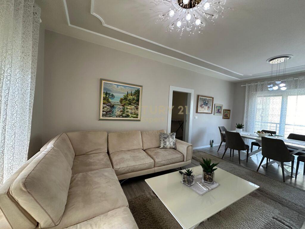 Qira Apartment 2+1+1 Kopshti Botanik Zoologjik 900 € /Muaj