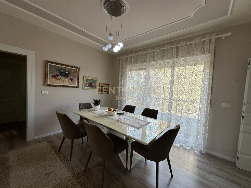 Qira Apartment 2+1+1 Kopshti Botanik Zoologjik 900 € /Muaj