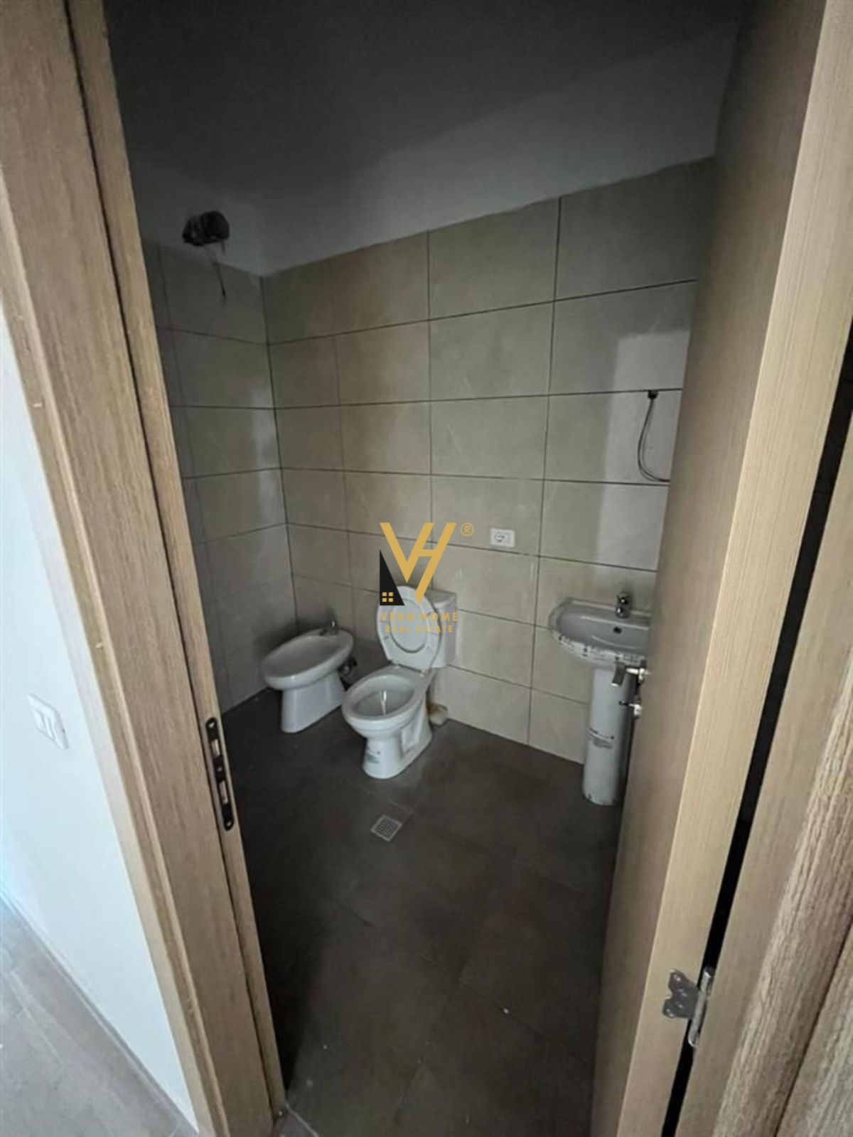 JEPET ZYRE 95 M2 ME QERA TE 5 MAJI 35.000 LEKE