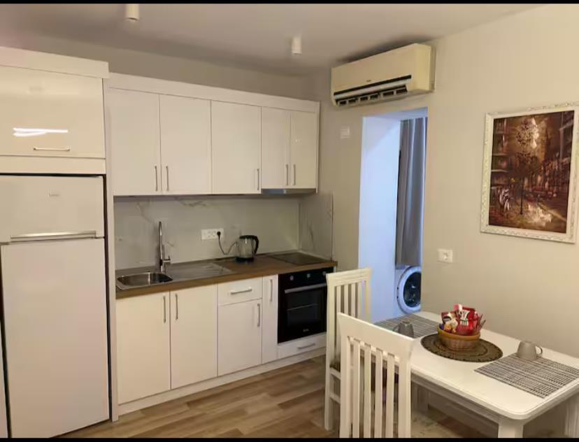 Jepet me qera apartament vetem 5 minuta nga sheshi Skenderbe