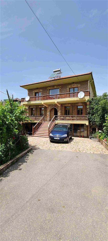 Shitet vile 3 kateshe me siperfaqe kati 140 m2