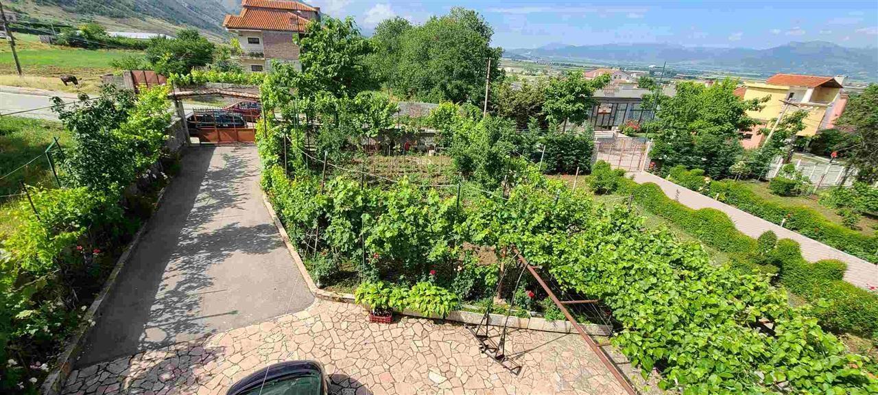 Shitet vile 3 kateshe me siperfaqe kati 140 m2