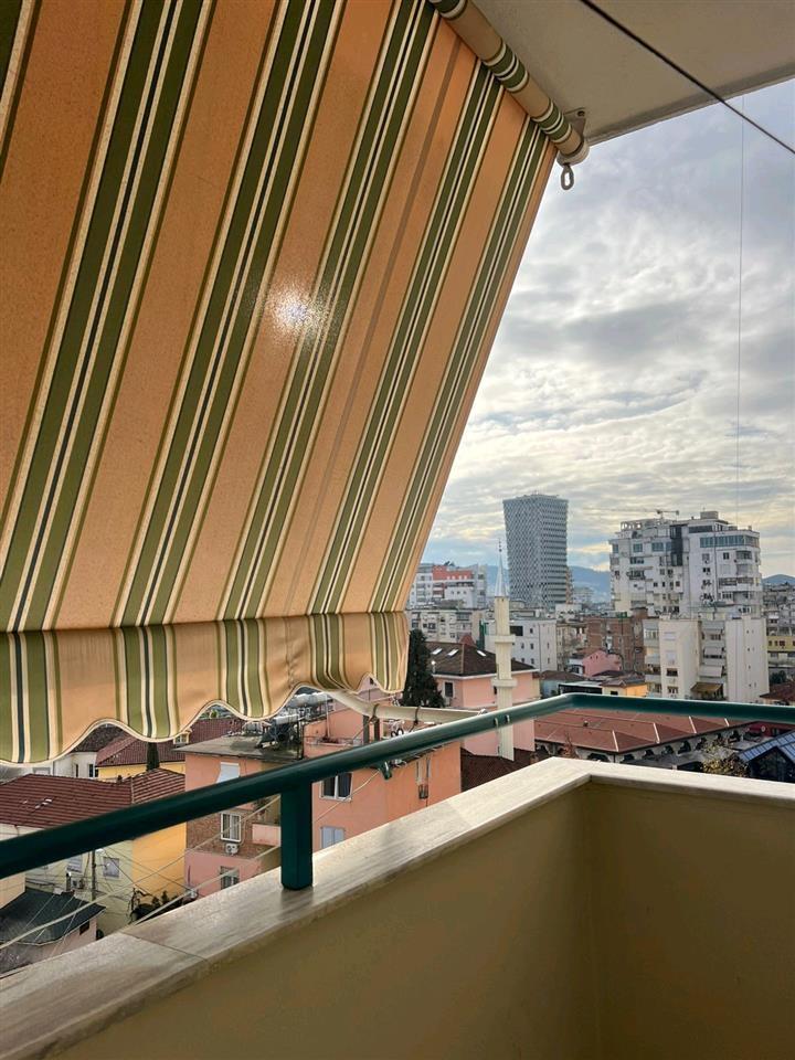 Jepet apartament me qera, i mobiluar tërësisht.