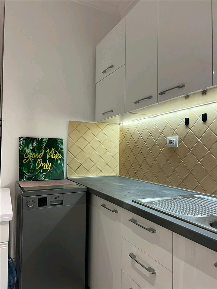 Jepet apartament me qera, i mobiluar tërësisht.