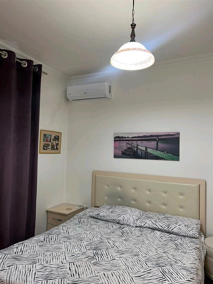 Jepet apartament me qera, i mobiluar tërësisht.