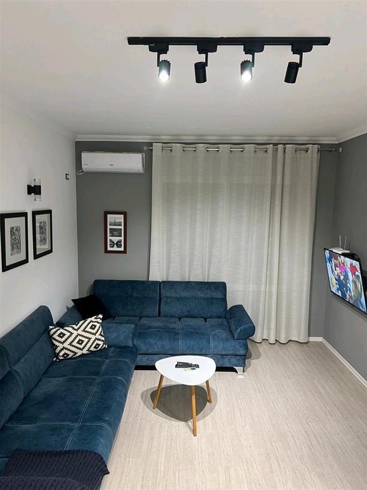 Jepet apartament me qera, i mobiluar tërësisht.