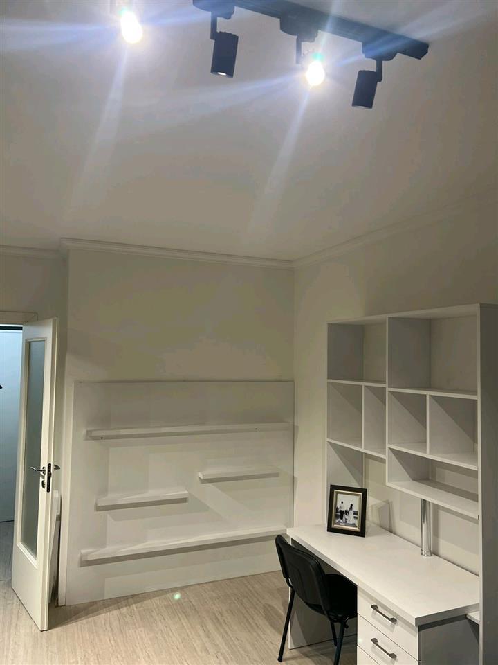 Jepet apartament me qera, i mobiluar tërësisht.