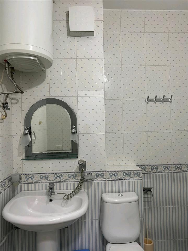 Jepet apartament me qera, i mobiluar tërësisht.