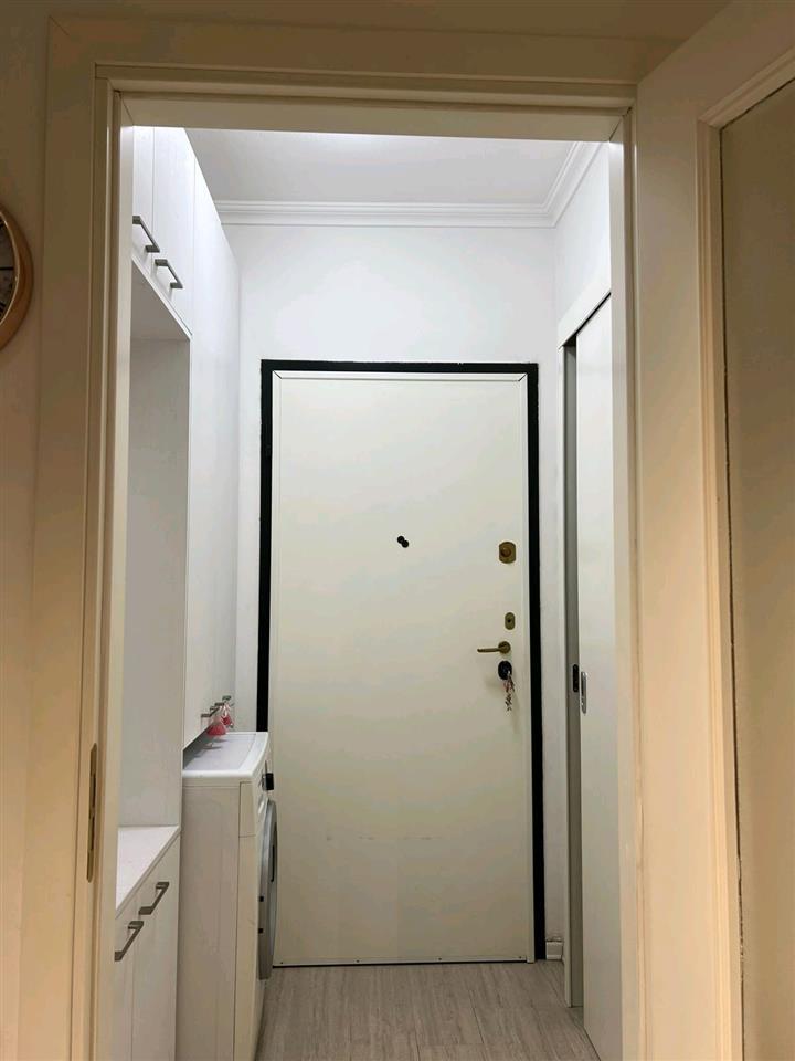 Jepet apartament me qera, i mobiluar tërësisht.