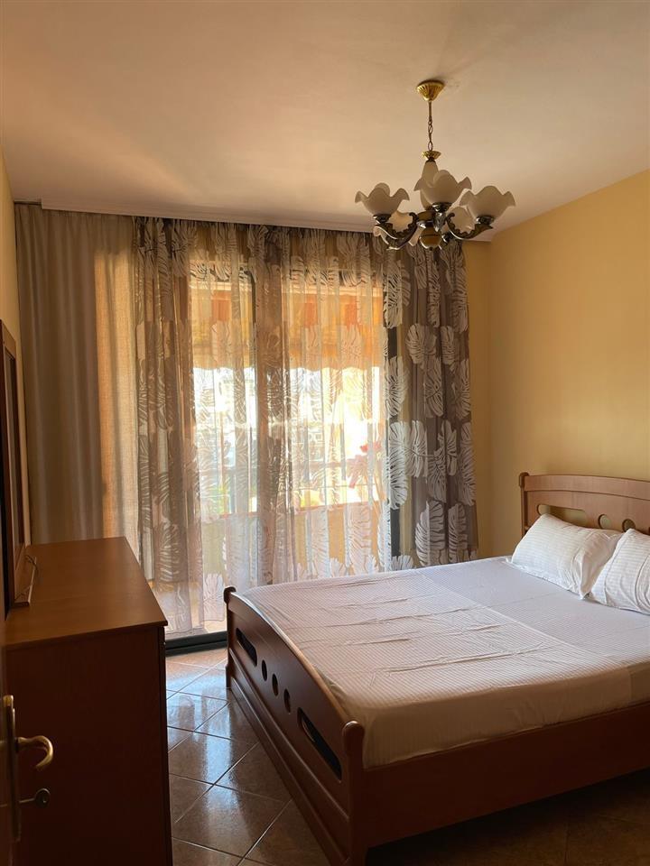 Jepet me Qera Apartament 2+1 tek 21 Dhjetori, pranë Joenës.