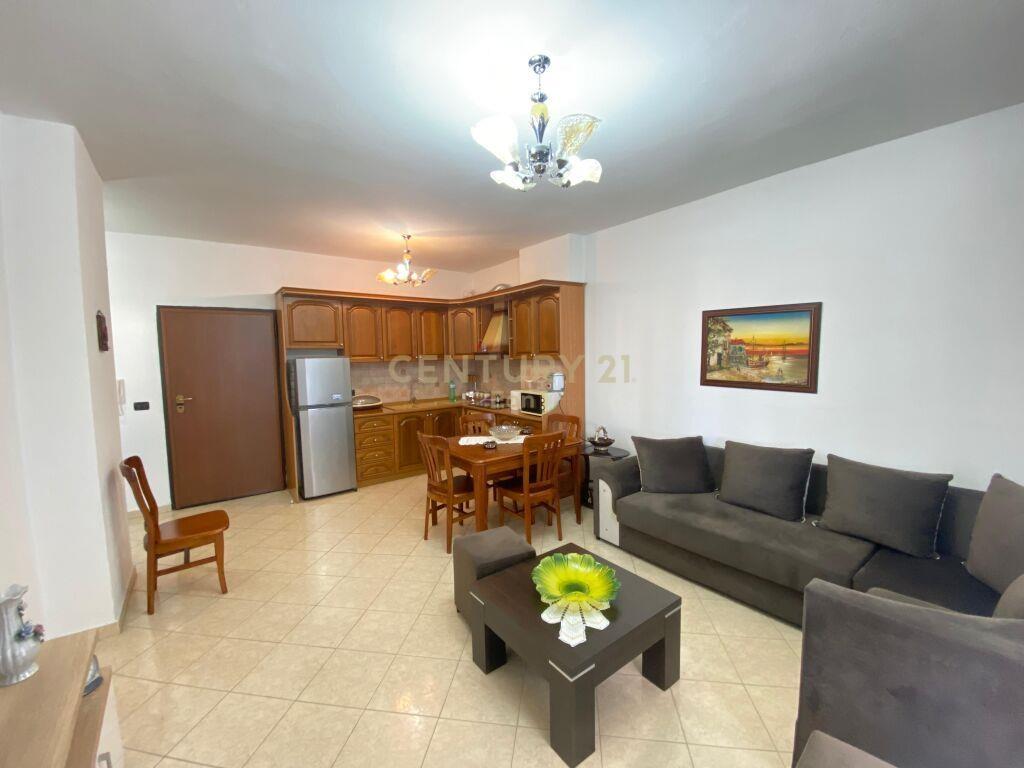 SHITET APARTAMENT 1+1,TEK RRUGA E RE E PORTIT!