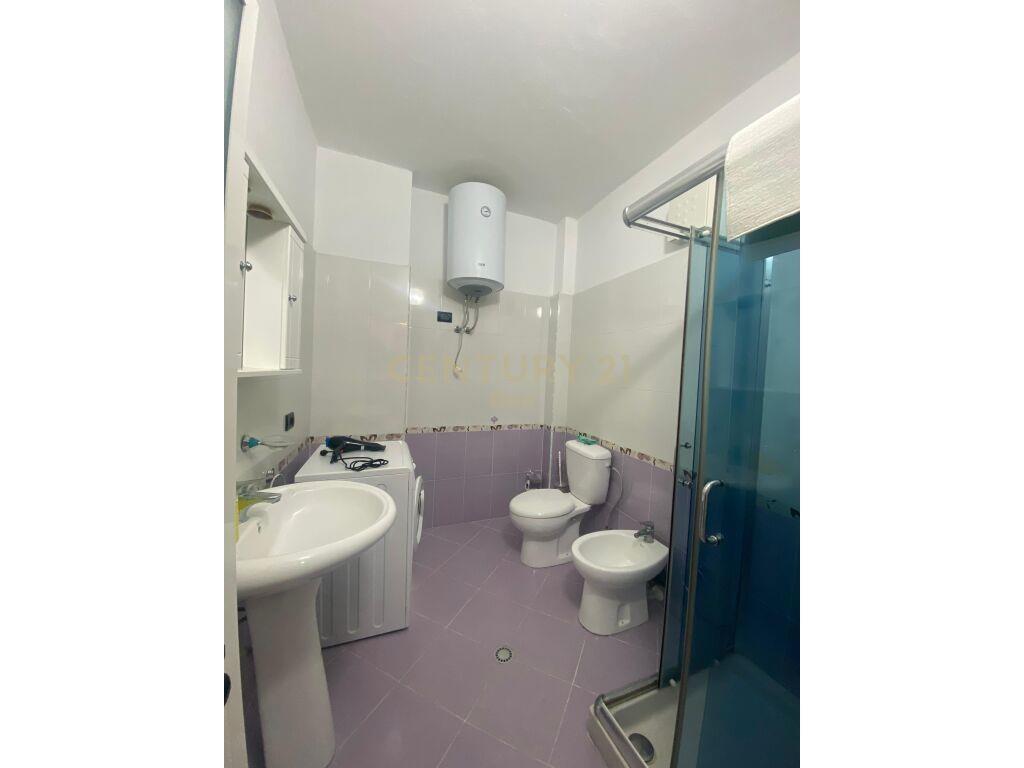 SHITET APARTAMENT 1+1,TEK RRUGA E RE E PORTIT!