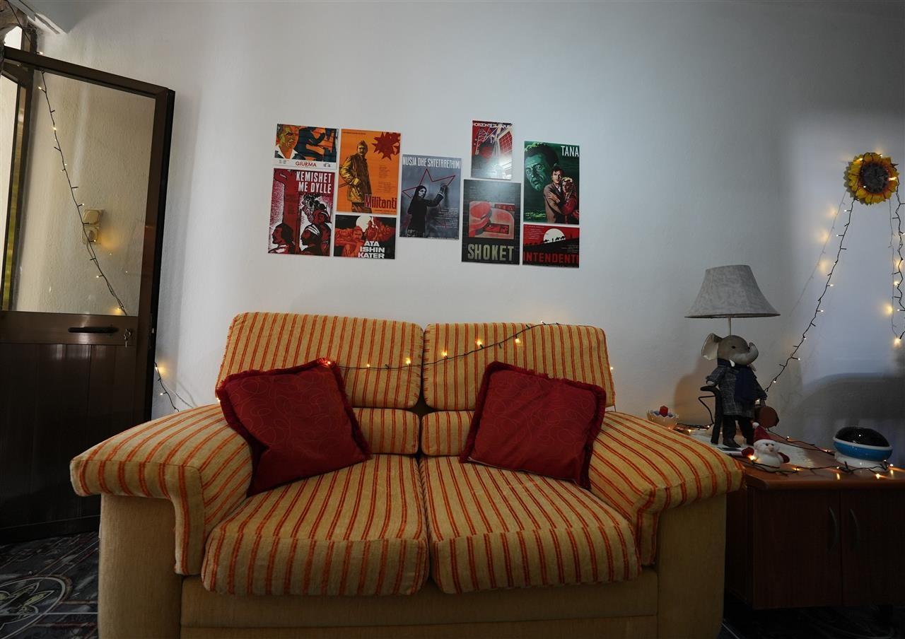 Jepet me qira hyrje 1+1+aneks e mobiluar