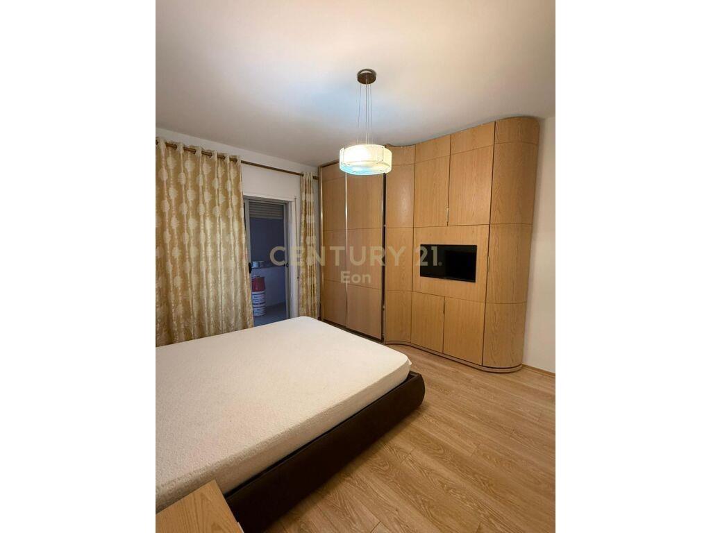 Jepet me Qira Apartament 2+1 në Qendër të Durrësit!