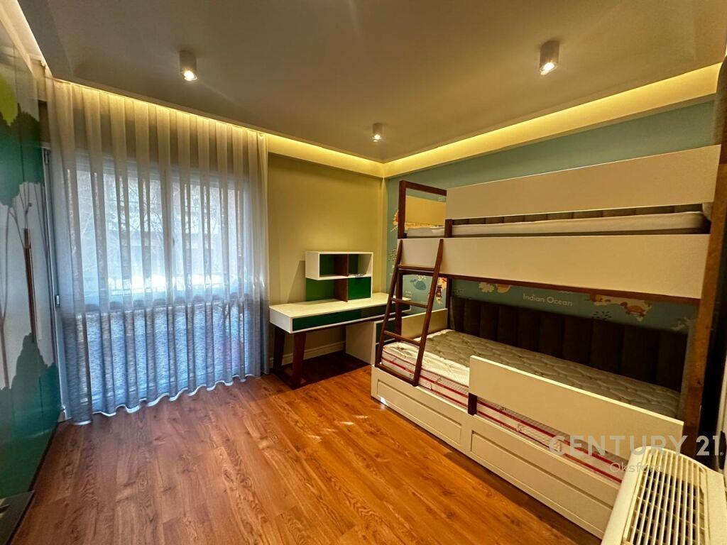 SHITET PENTHOUSE LUKSOZ 3+1+VERANDE TE KOPSHTI BOTANIK!