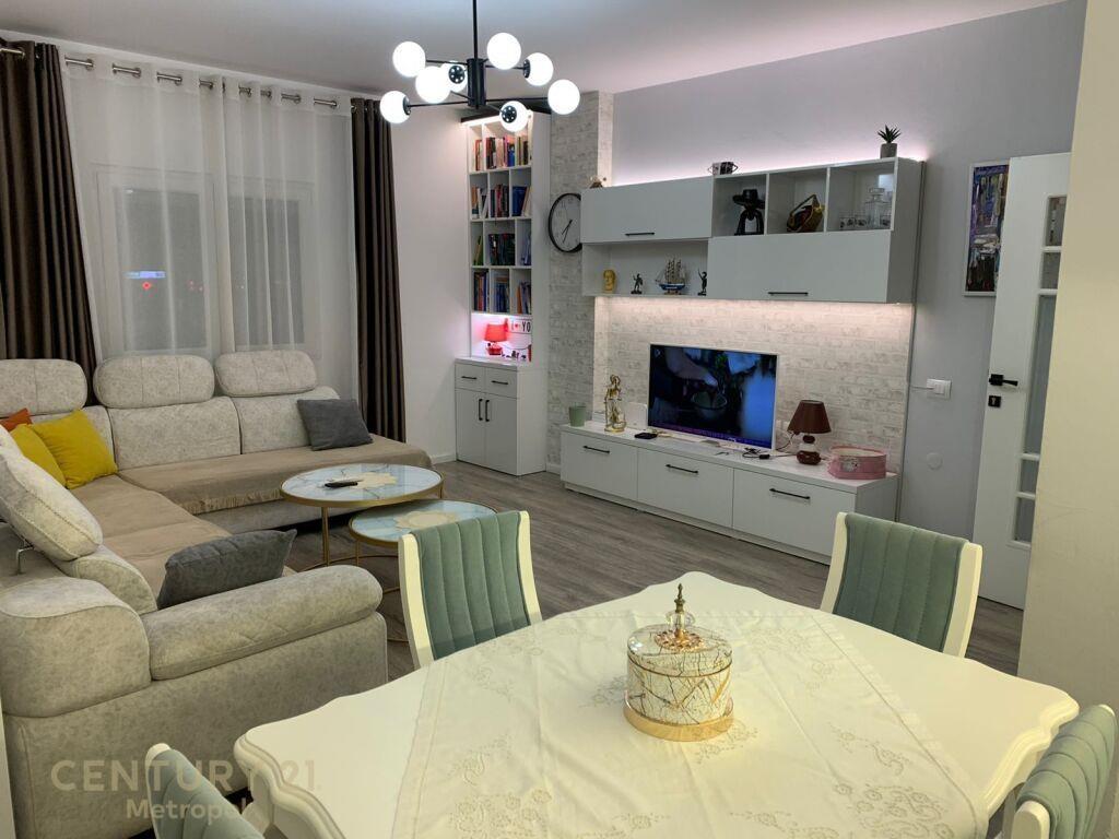 APARTAMENT 2+1 PER QIRA, ISH STACIONI I TRENIT!