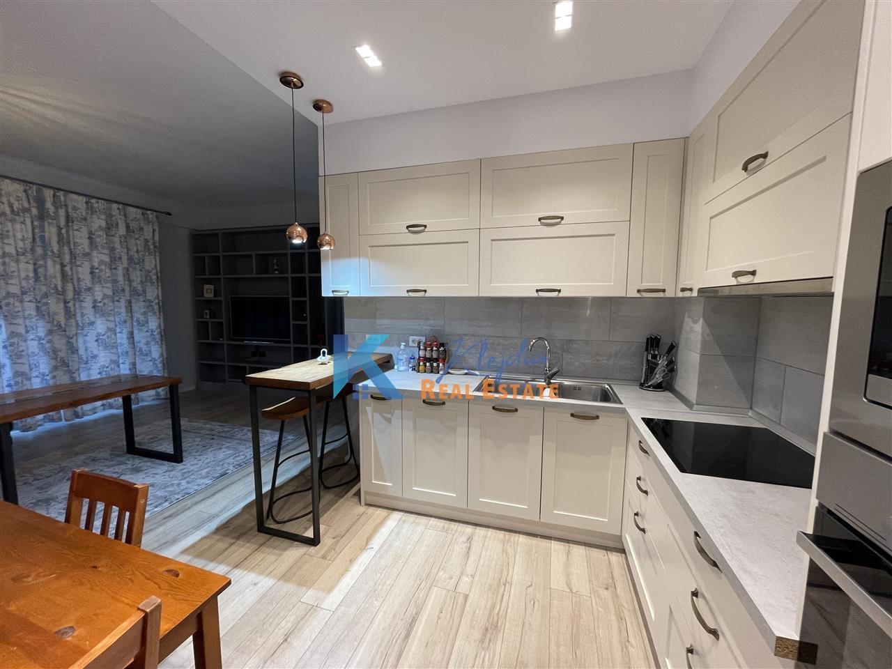 1+1 me qira afer Kopshtit Botanik