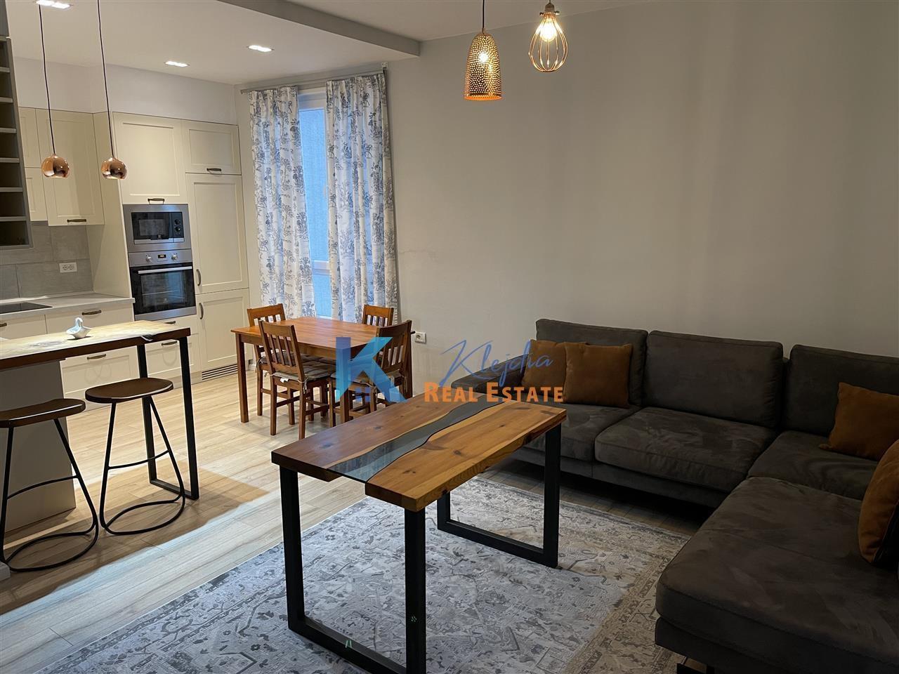 1+1 me qira afer Kopshtit Botanik