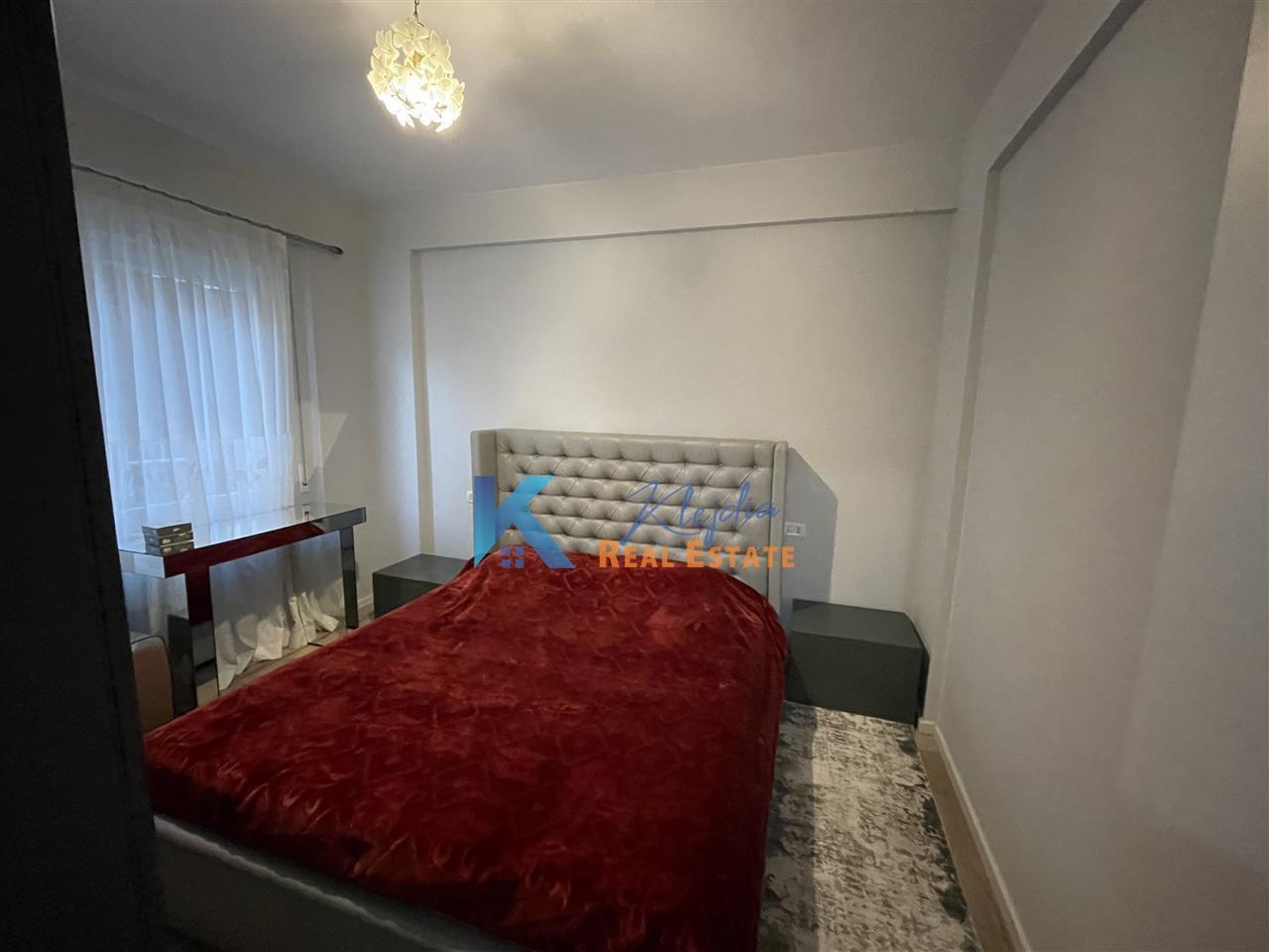 1+1 me qira afer Kopshtit Botanik