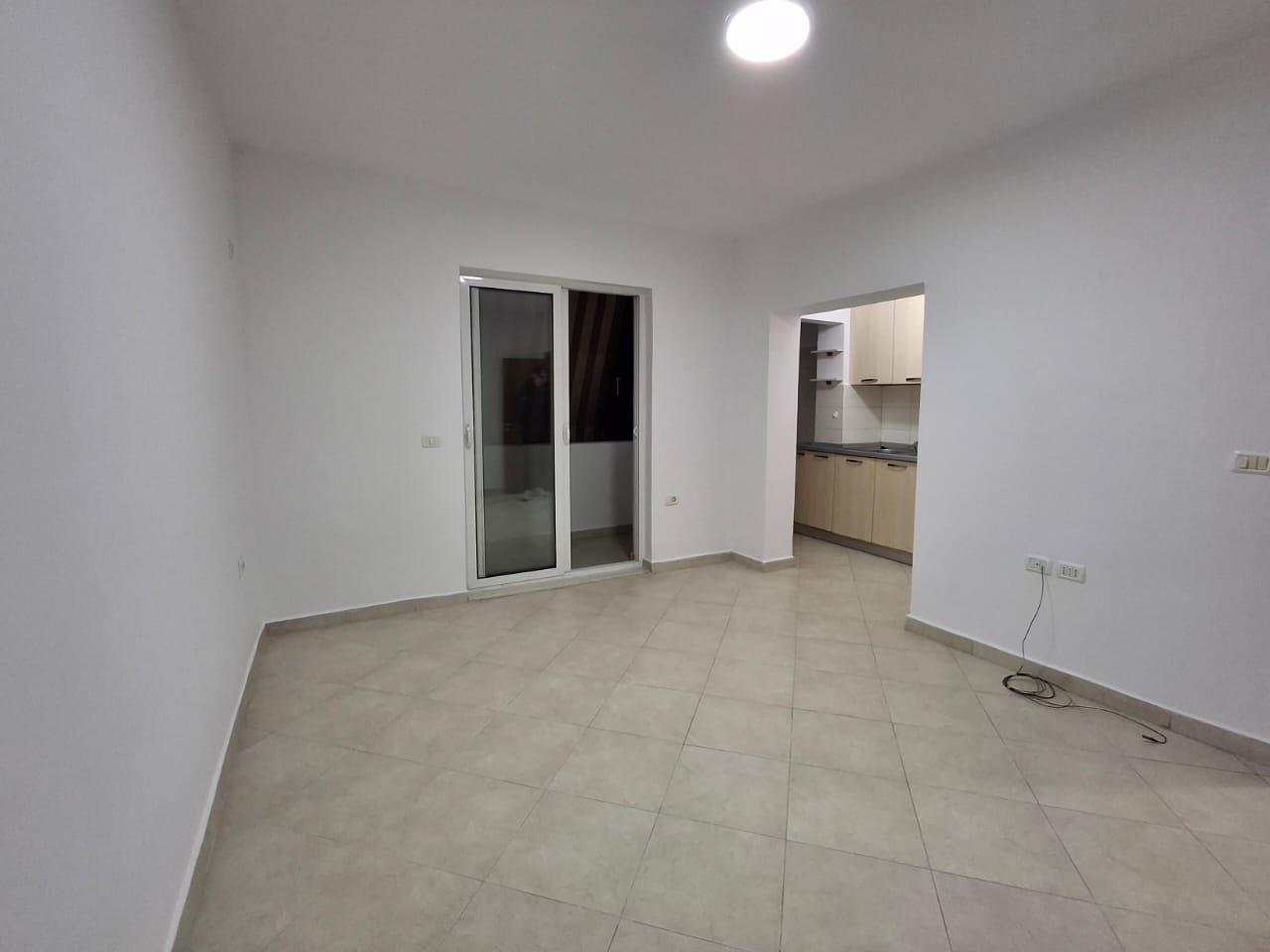 Pazari i Ri ofrojme per qira apartament 2+1