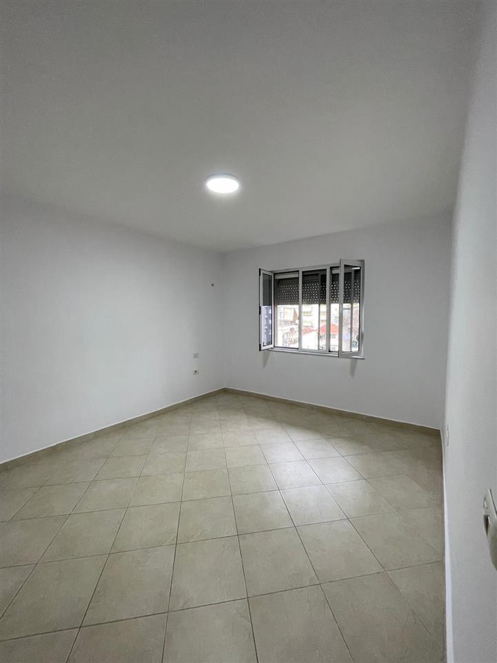 Pazari i Ri ofrojme per qira apartament 2+1