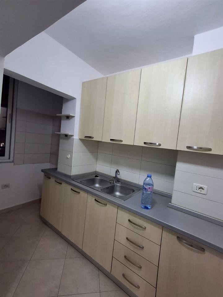 Pazari i Ri ofrojme per qira apartament 2+1