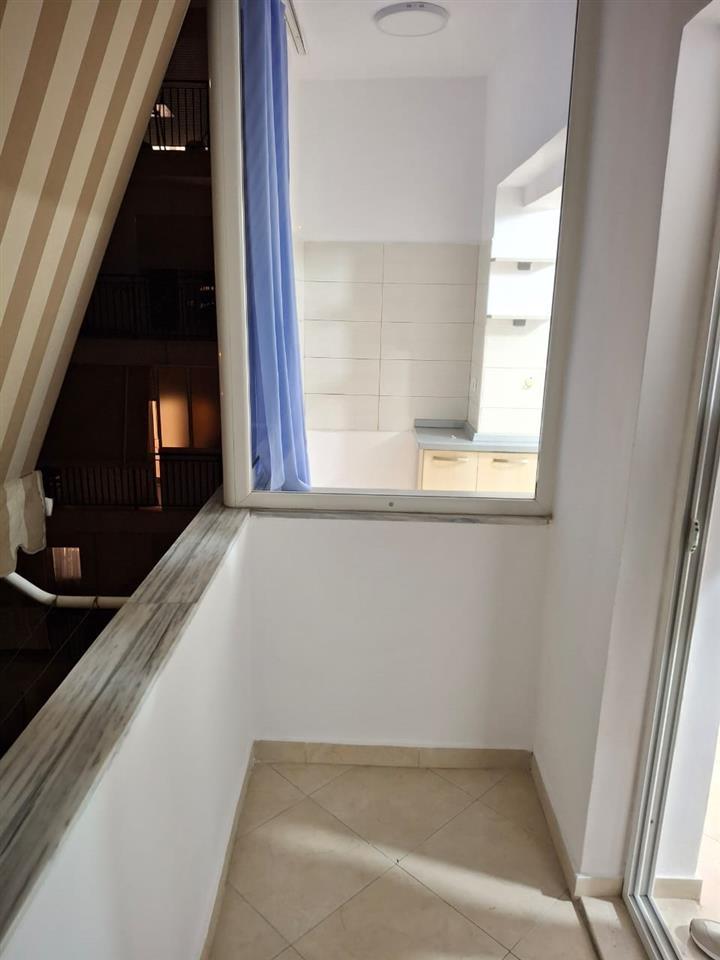 Pazari i Ri ofrojme per qira apartament 2+1
