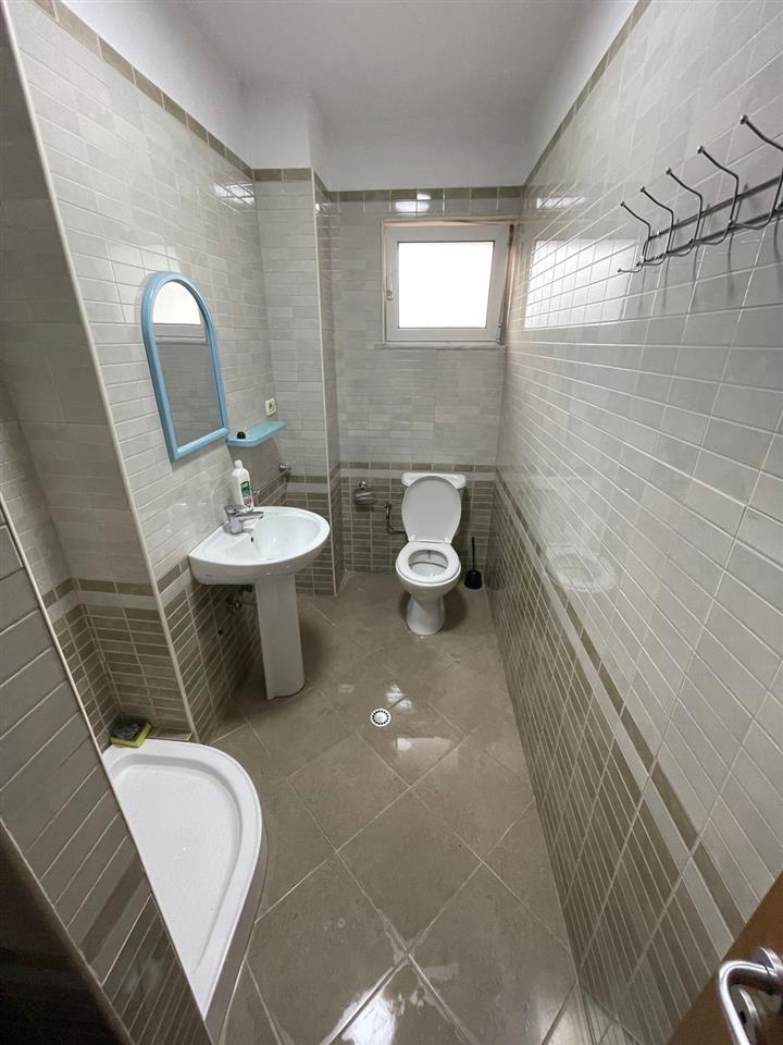 Pazari i Ri ofrojme per qira apartament 2+1