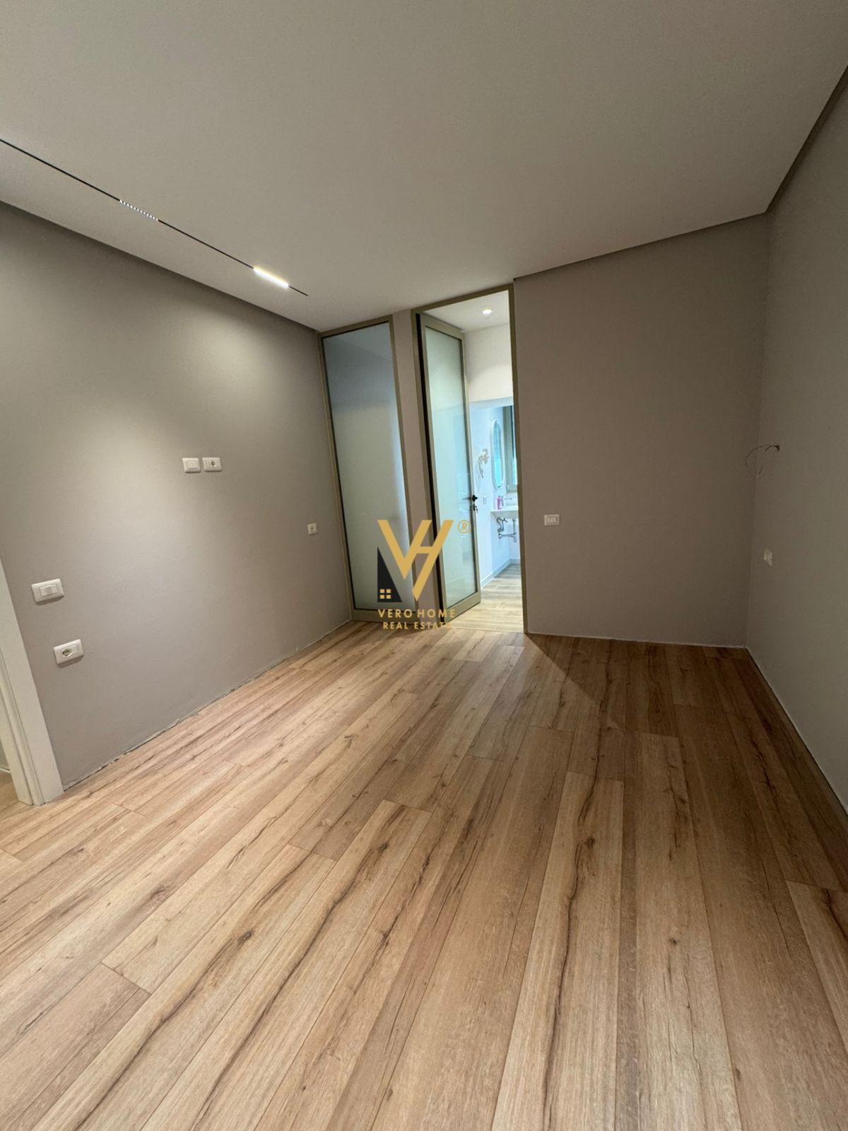 ZYRE 80 M2 ME QERA NE VASIL SHANTO 1.700 EURO